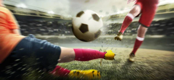 Imagem colorida mostrando por trás do goleiro jogador marcando gol-Metrópoles