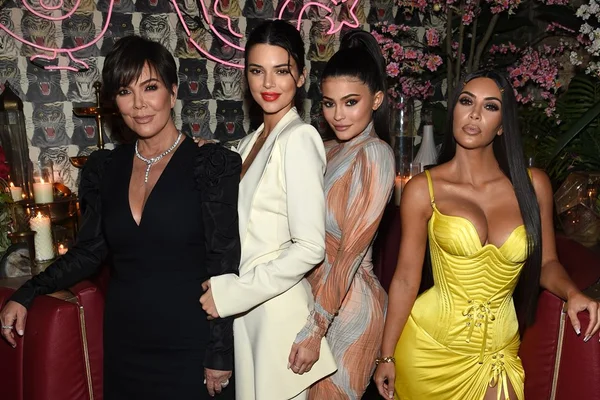 Kardashians anunciam bazar on-line para se desfazerem de peças antigas