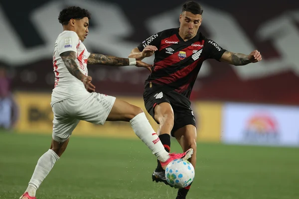 Foto colorida de Bragantino x Athletico-PR - Metrópoles
