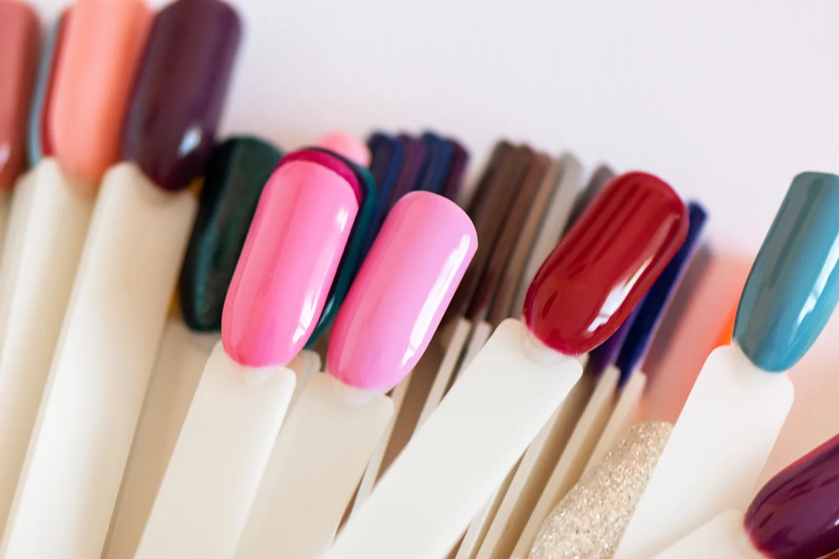 Estudo sugere que unhas médias e pintadas de branco são as mais atraentes