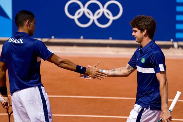 Imagem colorida de dupla do Brasil do tênis - Metrópoles