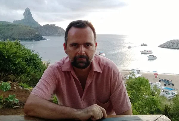 Jornalista Carlos Marcelo estreia na ficção com “Presos no Paraíso”