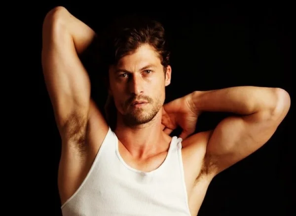 foto colorida do ator e modelo Ricardo Merini, que está desaparecido; na foto ele está com camiseta branca - Metrópoles