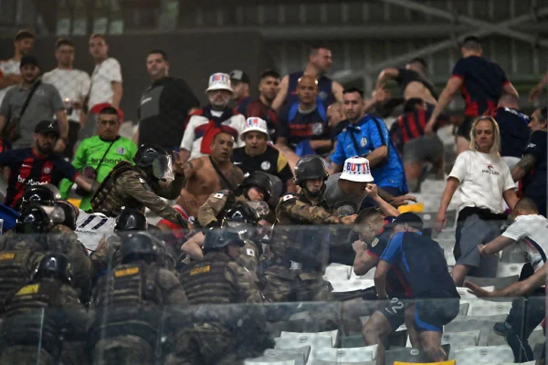 Polícia tenta dispesar confusão na Arena MRV