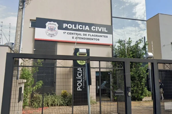 Imagem colorida de fachada da Central de Flagrantes de São José do Rio Preto (SP). Metrópoles