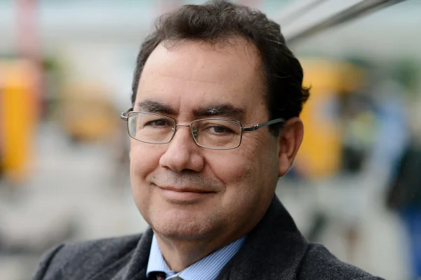 Foto colorida de Augusto Cury