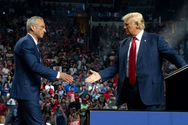 Imagem colorida de DOnald Trump e Kennedy Jr. - Metrópoles