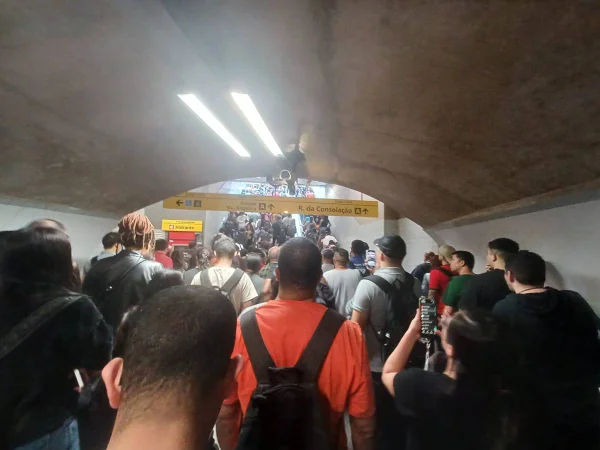 Linha 4-Amarela do metrô opera parcialmente após trem sair dos trilhos - Metrópoles