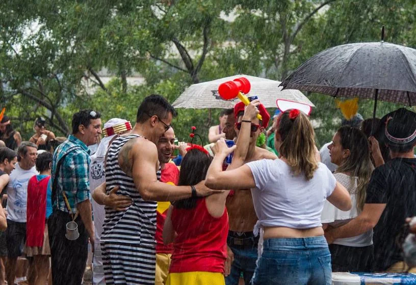 Veja fotos do bloco Galo Cego, que desfila no Setor Bancário Sul - imagem 3 Veja fotos do bloco Galo Cego, que desfila no Setor Bancário Sul - imagem 3