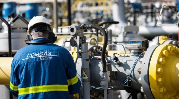 Funcionário da Comgas trabalha em uma usina da empresa