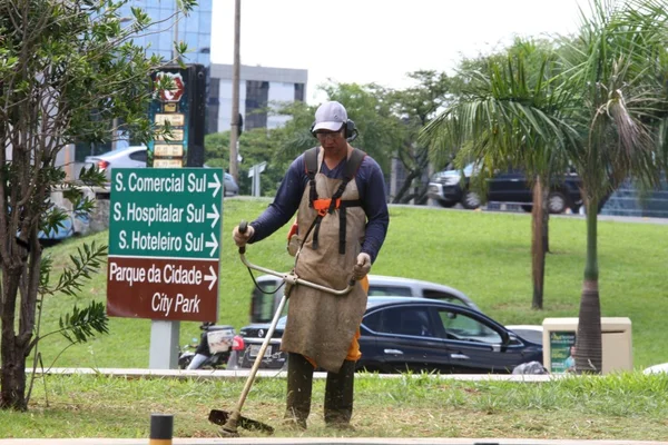 GDF faz faxina geral na área central de Brasília