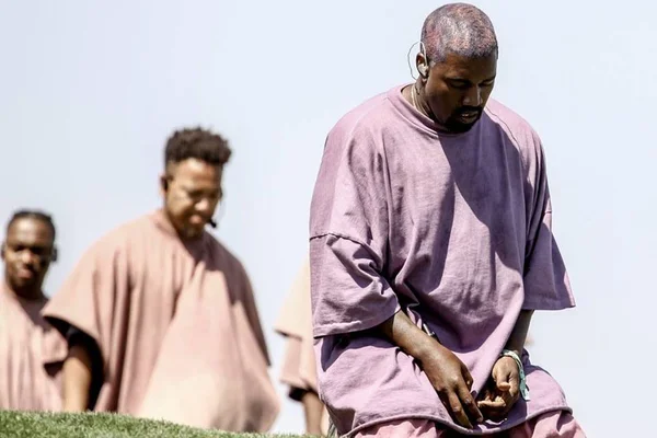 Crítica: Kanye West ajoelha e reza no belíssimo Jesus Is King