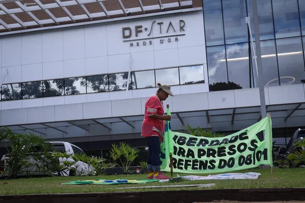 Apoiadora retira faixa pedindo por anistia