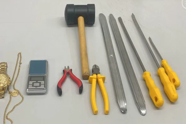 Foto colorida de materiais que seriam usados para outro roubo