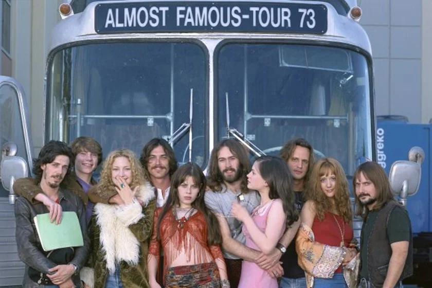 <strong>Quase Famosos (2000).</strong> Um garoto do ensino médio tem a chance de escrever uma história para a revista Rolling Stone sobre uma banda de rock emergente. Ele acompanha o grupo ao longo de uma turnê. A trilha conta com canções de The Who, Black Sabbath, The Beach Boys, Rod Stewart, Lynyrd Skynyrd, Led Zeppelin, Elton John, David Bowie, Jimi Hendrix, e muito mais. Assista ao <a href="https://www.youtube.com/watch?v=RCWv47IBytI">trailer</a> <strong>Quase Famosos (2000).</strong> Um garoto do ensino médio tem a chance de escrever uma história para a revista Rolling Stone sobre uma banda de rock emergente. Ele acompanha o grupo ao longo de uma turnê. A trilha conta com canções de The Who, Black Sabbath, The Beach Boys, Rod Stewart, Lynyrd Skynyrd, Led Zeppelin, Elton John, David Bowie, Jimi Hendrix, e muito mais. Assista ao <a href="https://www.youtube.com/watch?v=RCWv47IBytI">trailer</a>