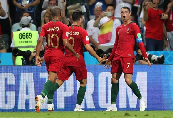 Garoto imita comemoração e encanta Cristiano Ronaldo: veja vídeo