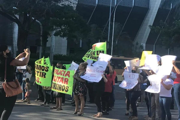 pessoas seguram cartazes