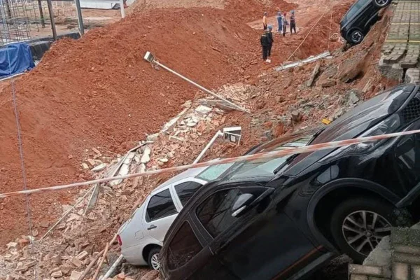 Foto colorida de desabamento em estacionamento na Mooca, zona leste de São Paulo.