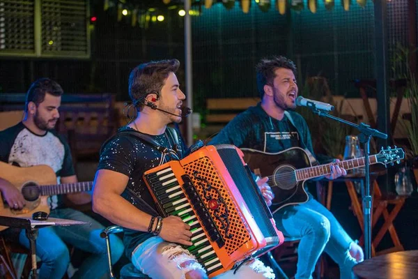 Henrique & Ruan agitam o Responsa Bar no São Patrício. Veja quem foi