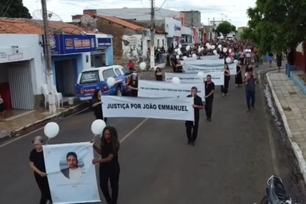“Justiça”: parentes e amigos fazem passeata para professor morto no DF