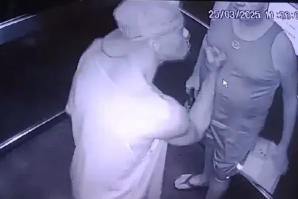 Imagem em preto e branco de homem negro coagindo outro homem, seu vizinho, com a mão serrada. Régis Pitbull foi preso - Metrópoles