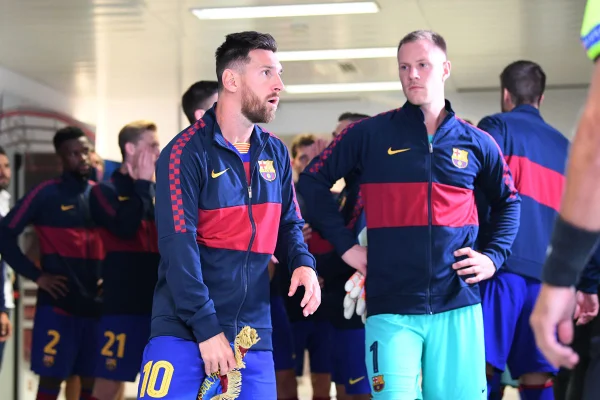 Messi e Ter Stegen antes de jogo do Barcelona - Metrópoles
