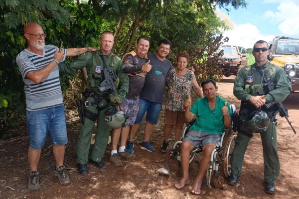 Imagem colorida mostra casal resgatado após passar 2 dias comendo mangas. Metrópoles