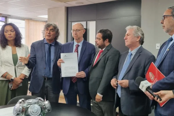 Deputados da oposição protocolam pedido de impeachment contra Tarcísio na Alesp - Metrópoles