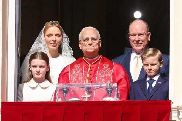 Princesa Charlene e príncipe Albert ao lado de Papa Leão XIV