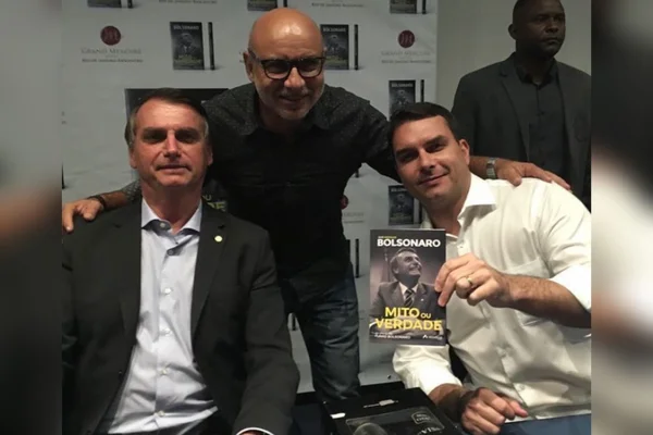 Jair e Flávio Bolsonaro consideram que Queiroz merece ser eleito