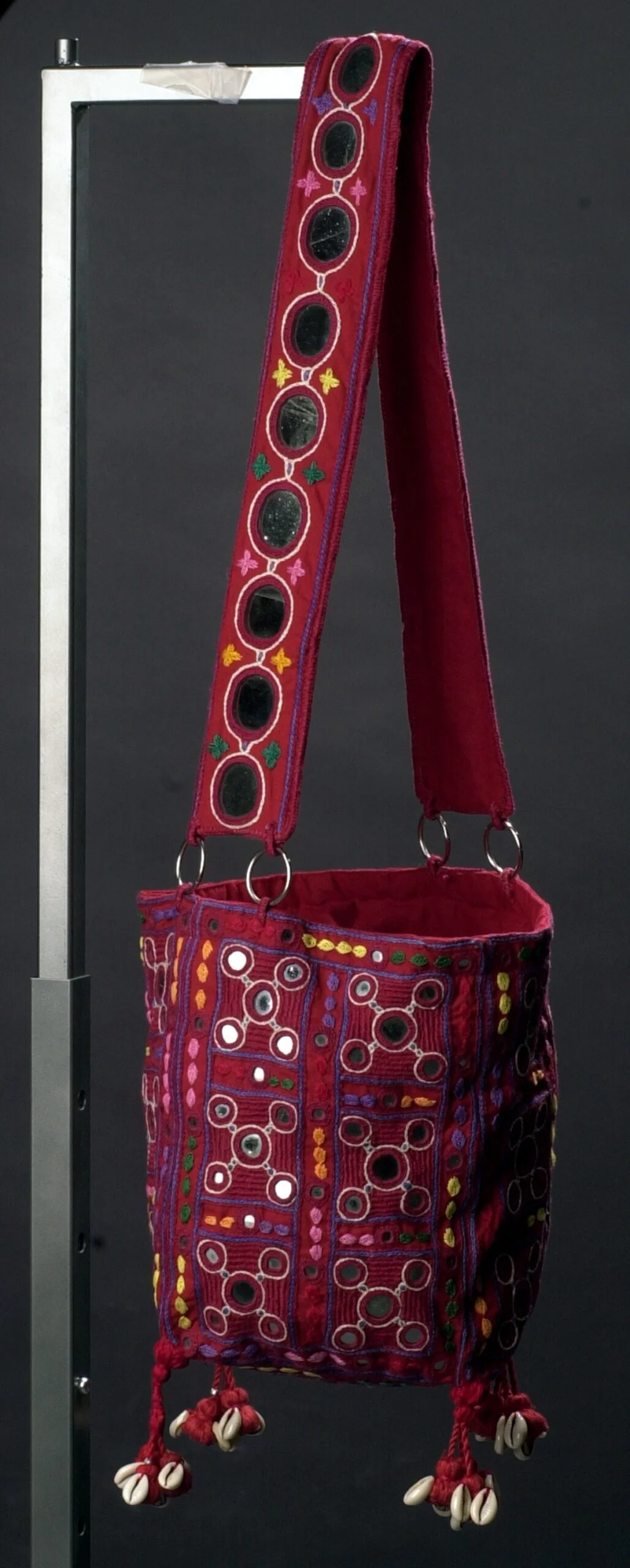 Bolsa indiana com aplicações de espelhos e bordados Bolsa indiana com aplicações de espelhos e bordados
