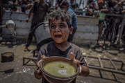 CIDADE DE GAZA, GAZA – 24 DE JULHO:
Uma organização de caridade distribuiu alimentos para palestinos que enfrentam sérias dificuldades no acesso a necessidades básicas devido ao bloqueio e às operações militares contínuas de Israel na Faixa de Gaza, em 24 de julho de 2025.