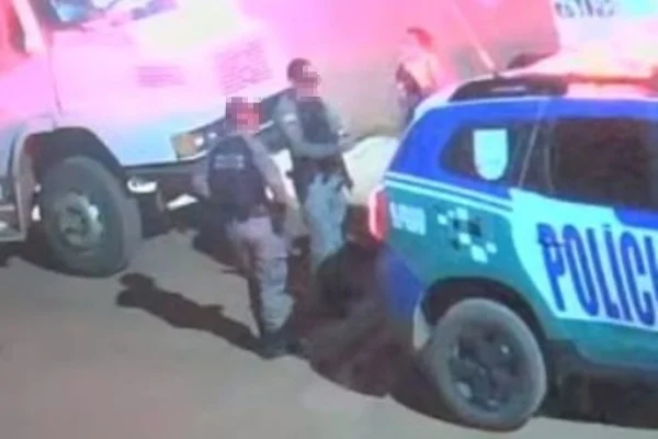 PMs conversando com investigados - parentes de vereadora de Cristalina, após tentativa de homicídio