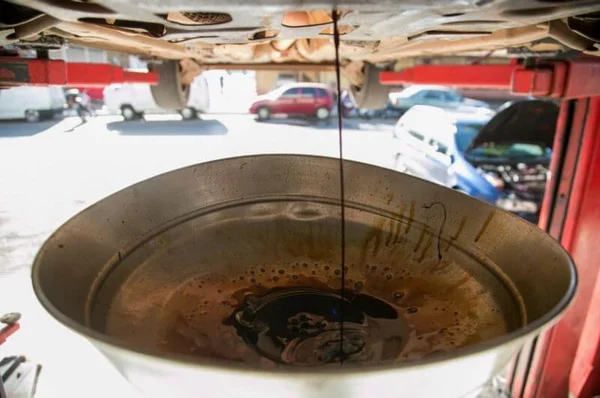 A poluição oleosa que sai do seu carro e contamina a capital do país