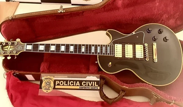 Guitarra avaliada em R$ 40 mil foi roubada em 2016