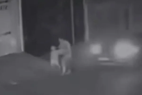 Homem atropela grávida que caminhava com criança em Guarulhos. Vídeo