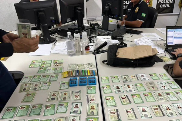 Documentos falsos - Metrópoles