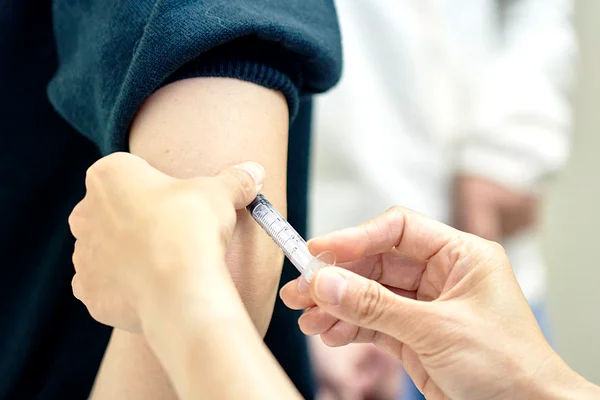 Covid-19: Pfizer inicia testes de vacina em jovens a partir de 12 anos