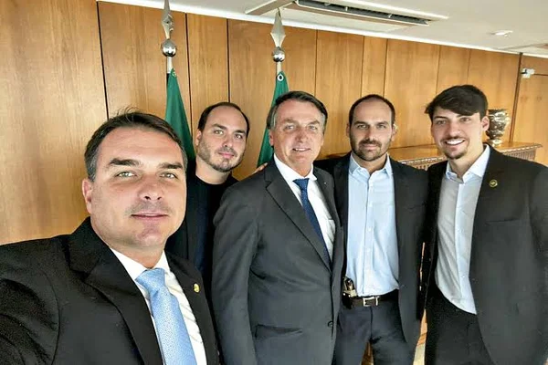 Jair Bolsonaro com os filhos Fávio, Carlos, Eduardo e Jair Renan