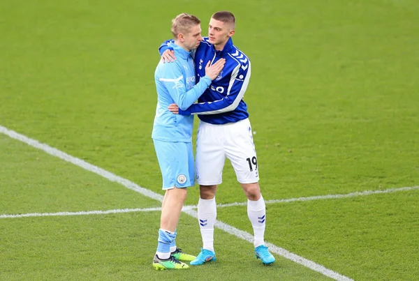 Jogadores ucranianos se abraçam antes de partida da Premier League