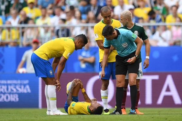 Layún nega pisão em Neymar: “Fica mais tempo no chão do que em pé”