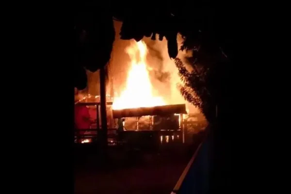 quiosque pega fogo em florianopolis santa catarina