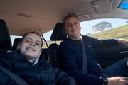 Julio Sérgio Bertagnoli e Enzo posam juntos no carro