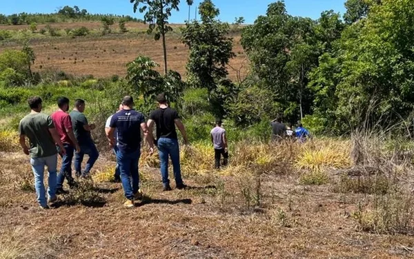 Foto colorida mostra grupo de policiais em buscas por empresário desaparecido em Goiás. Corpo foi encontrado - Metrópoles