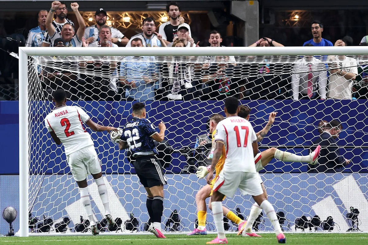 Lautaro Martinez marca gol da Argentina contra a Inglaterra Lautaro Martinez marca gol da Argentina contra a Inglaterra