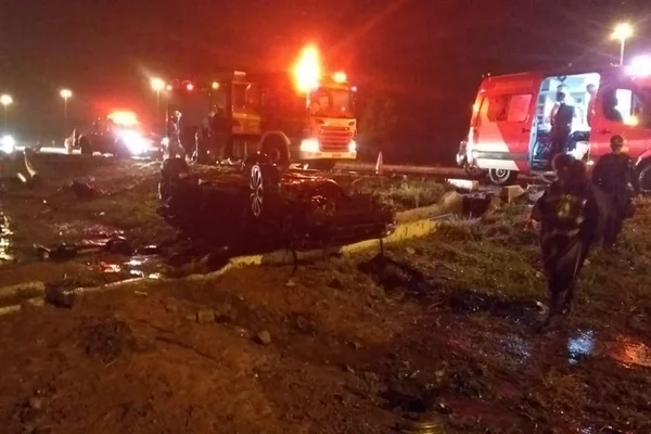 Motorista fica preso às ferragens em acidente próximo à UnB do Gama
