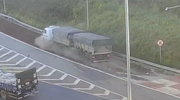 Carreta acessa área de escape no anel rodoviário de BH