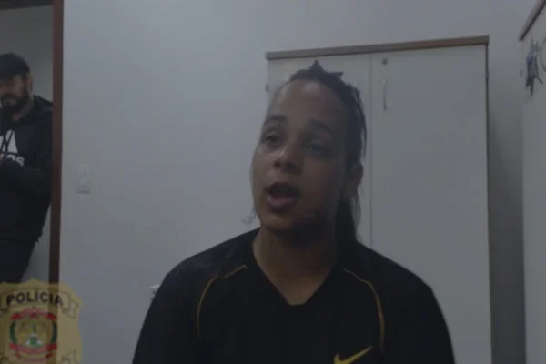 Justiça mantém prisão de mulher mascarada que filmou tortura de homem