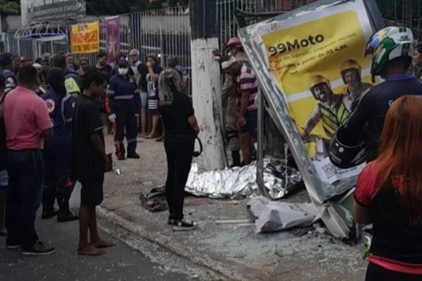 Mulher morre após carro invadir ponto de ônibus, em Manaus - Metrópoles