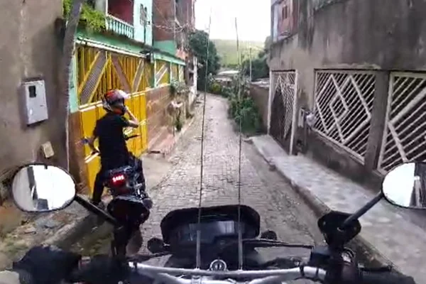 Sem CNH, jovem tenta fugir da PM, causa tumulto e acaba preso em MG